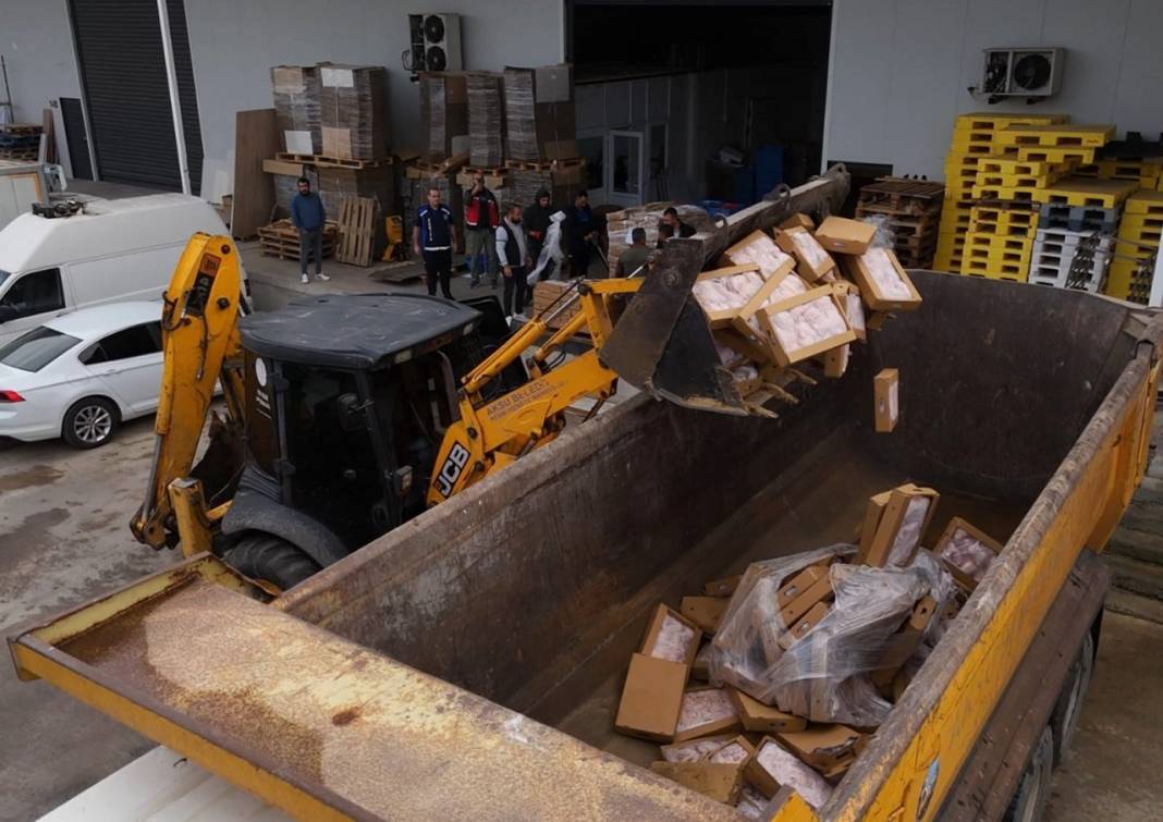 Tarihi geçmiş 25 ton tavuktan; Sucuk, pastırma, döner üretmişler! Kapılarına mühür vuruldu 4